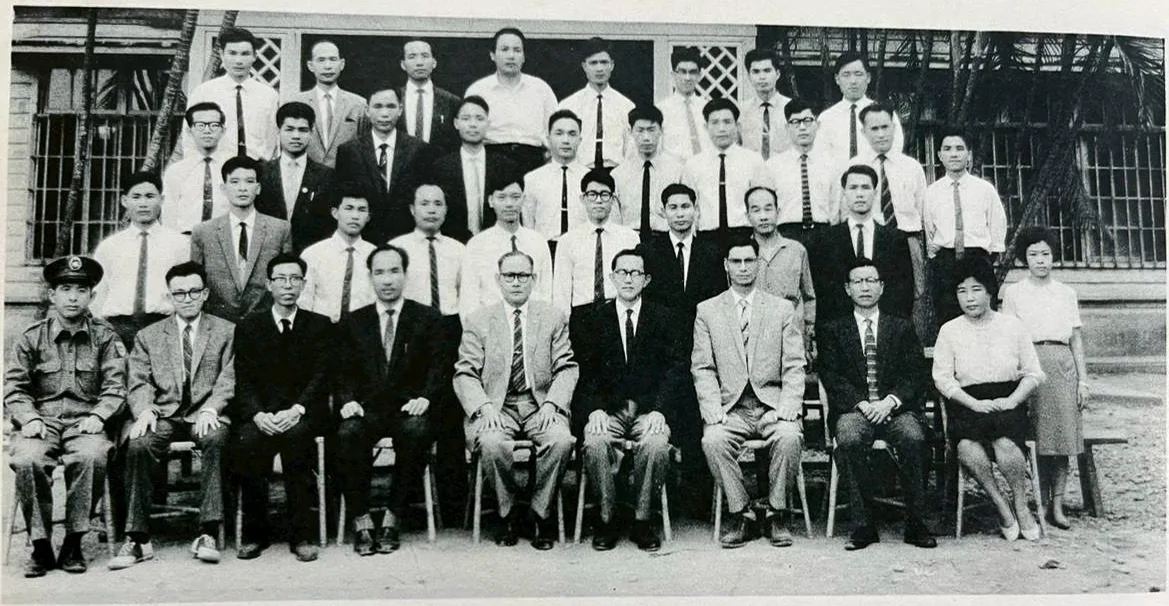 1964年大成中學教職員合影,前左五校長鍾萬選、前左六教務主任呂榮泉、前左七訓導主任徐耀暄、前左四總務主任劉炳輝、前左二教學組長陳運棟。何來美翻攝