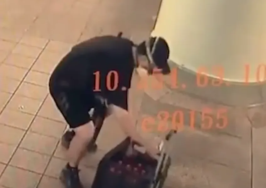 嫌犯戴防毒面具到北車犯案。翻攝畫面