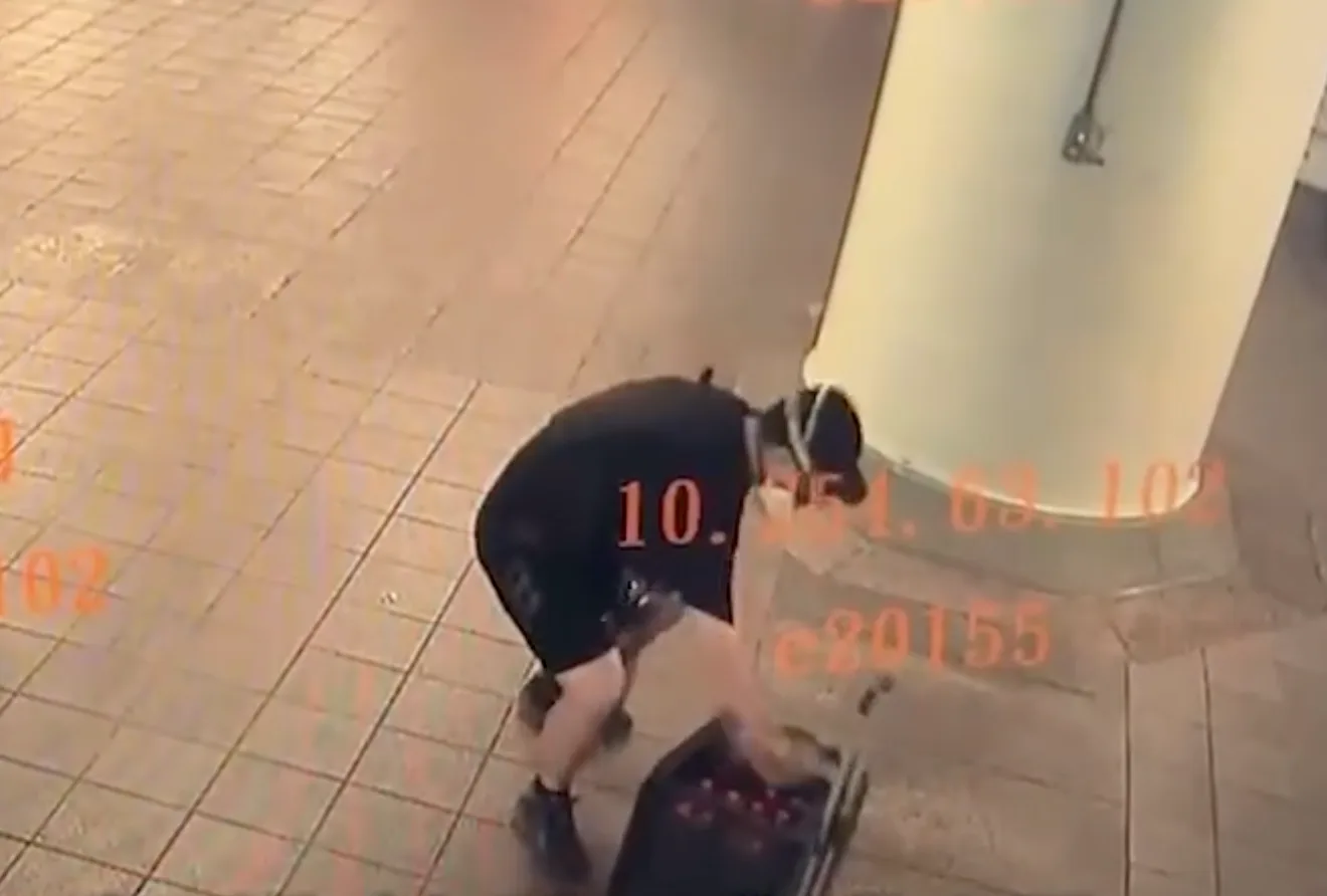 嫌犯拉著行李箱、帶防毒面具到台北車站，在站內投擲煙霧彈。翻攝畫面