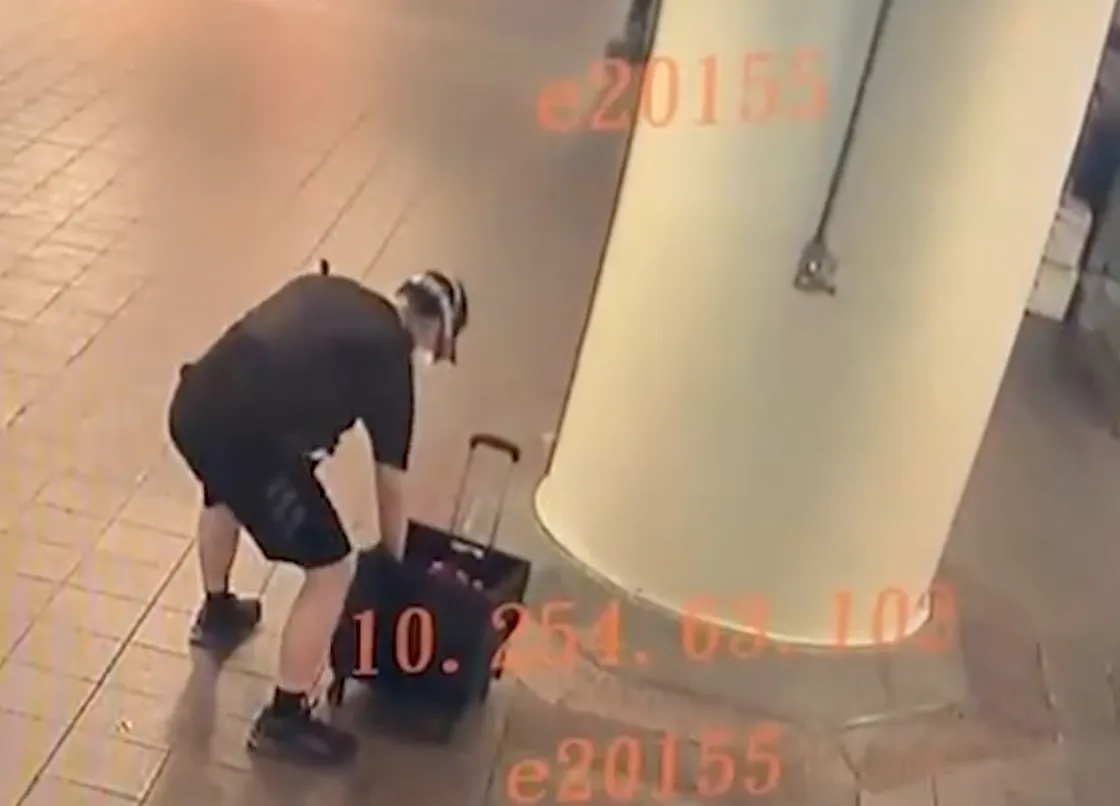 嫌犯先在台北車站投擲煙霧彈，被監視器拍下。翻攝畫面