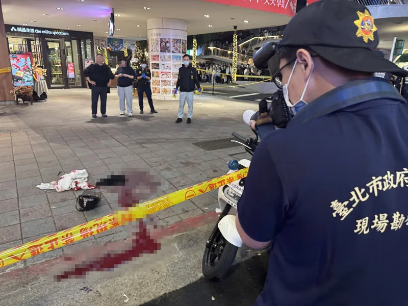 一男子在北車、北捷中山商圈無差別砍人、丟煙霧彈，造成多人受傷、重傷。中央社