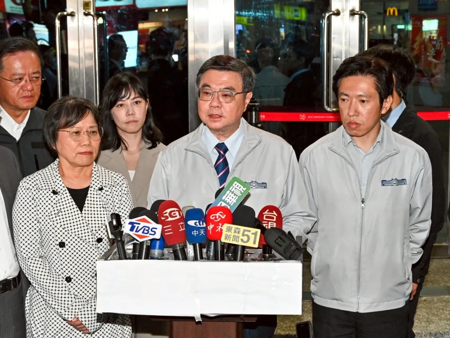行政院長卓榮泰（中）晚間召開記者會，對國人說明北捷恐攻調查進度。行政院提供