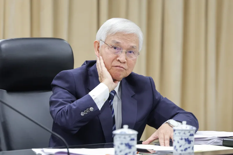 中央銀行對於新青安、新青安2.0的態度,央行總裁楊金龍18日坦言,新青安有好的一面,也有不好的一面,「太寬鬆就是不好」,央行處理新青安的代價「我承認也算高」。中央社
