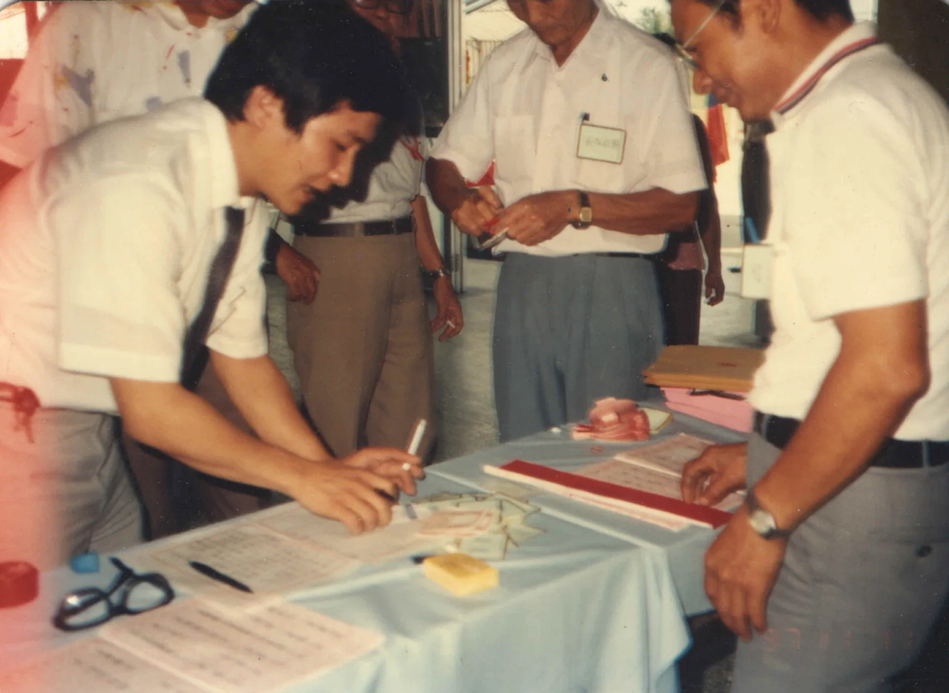 左邊彎腰拿著一根菸的是人稱小魏的魏廷昱,1977年許信良參選桃園縣長時擔任競選幹部,擁有一手中壢事件資料。這張照片是當時客家風雲雜誌社的陳文和提供。魏廷昱也是客家風雲雜誌的發起人之一。楊國鑫提供