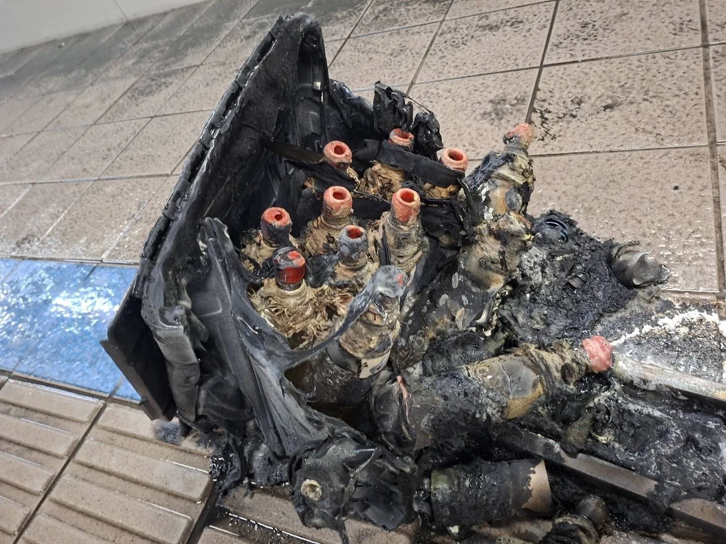 嫌犯張文留置於台北車站內的玻璃瓶汽油彈及煙霧彈。警方提供