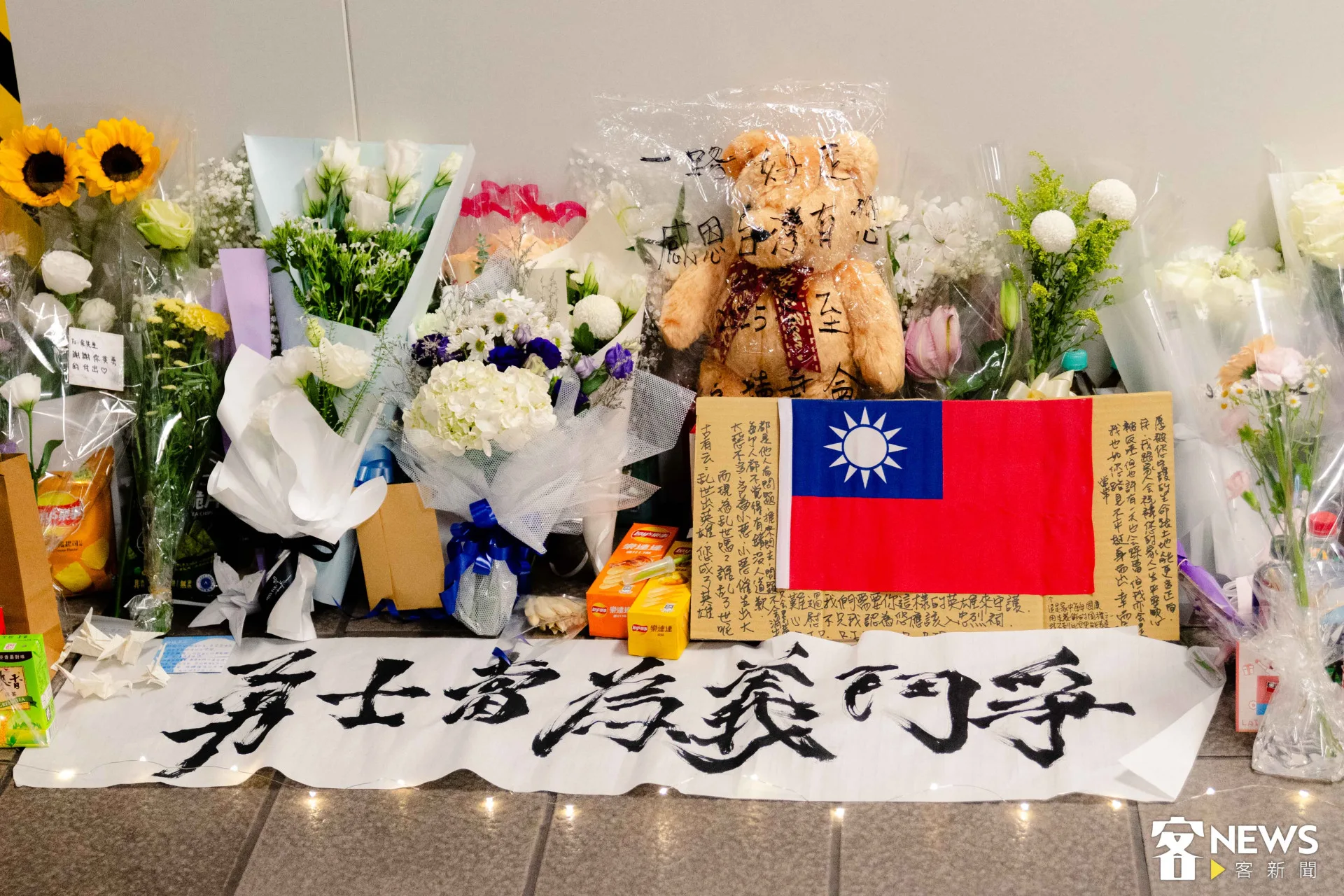 27歲張文19日在台北車站M7出口等處犯下隨機傷人案釀死傷，案發現場20日起設置悼念空間。朱愷元攝