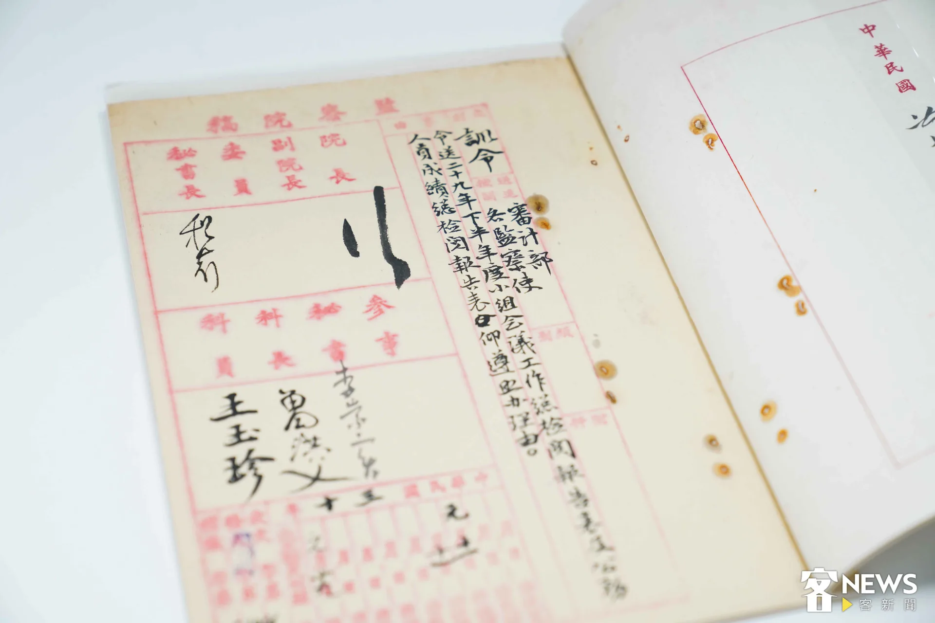 戴芳伶也分享人員的日常挑戰,比如一筆檔案上簽署的兩豎撇字樣,經反覆梳理脈絡後才確認,原來該字樣是「行」的草寫。朱愷元攝