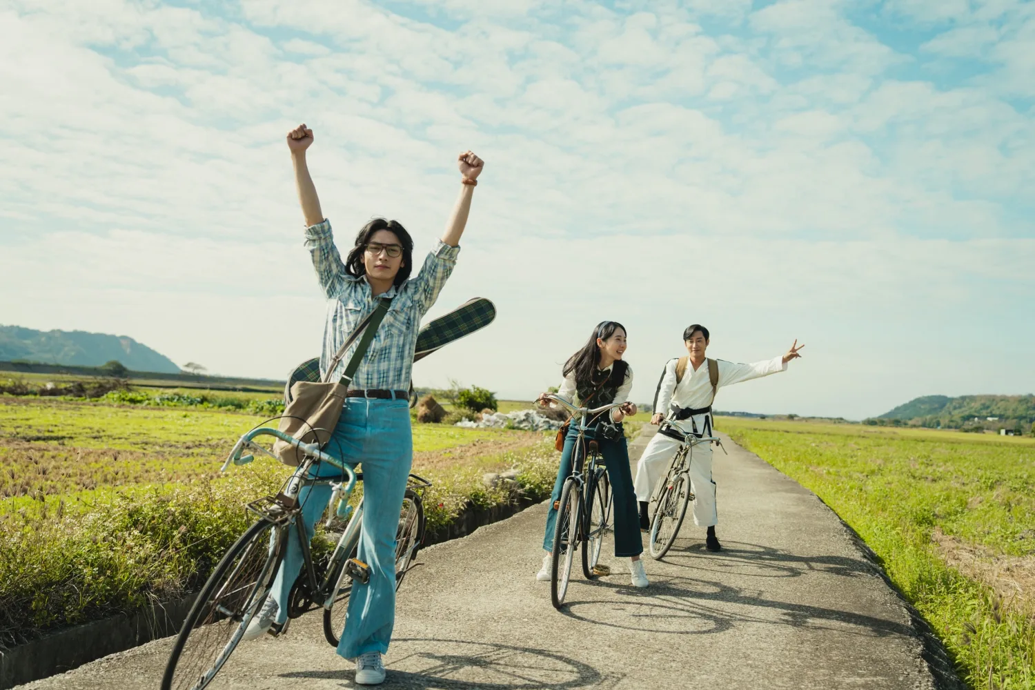 宋柏緯(左起)、李沐、振永主演的《那張照片裡的我們》,即將在12月24日全台上映。瀚草文創 GrX Studio提供