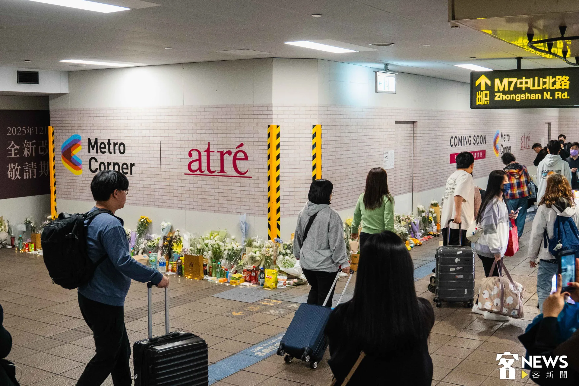 27歲張文19日在台北車站M7出口等處犯下隨機傷人案釀死傷，案發現場20日起設置悼念空間。朱愷元攝