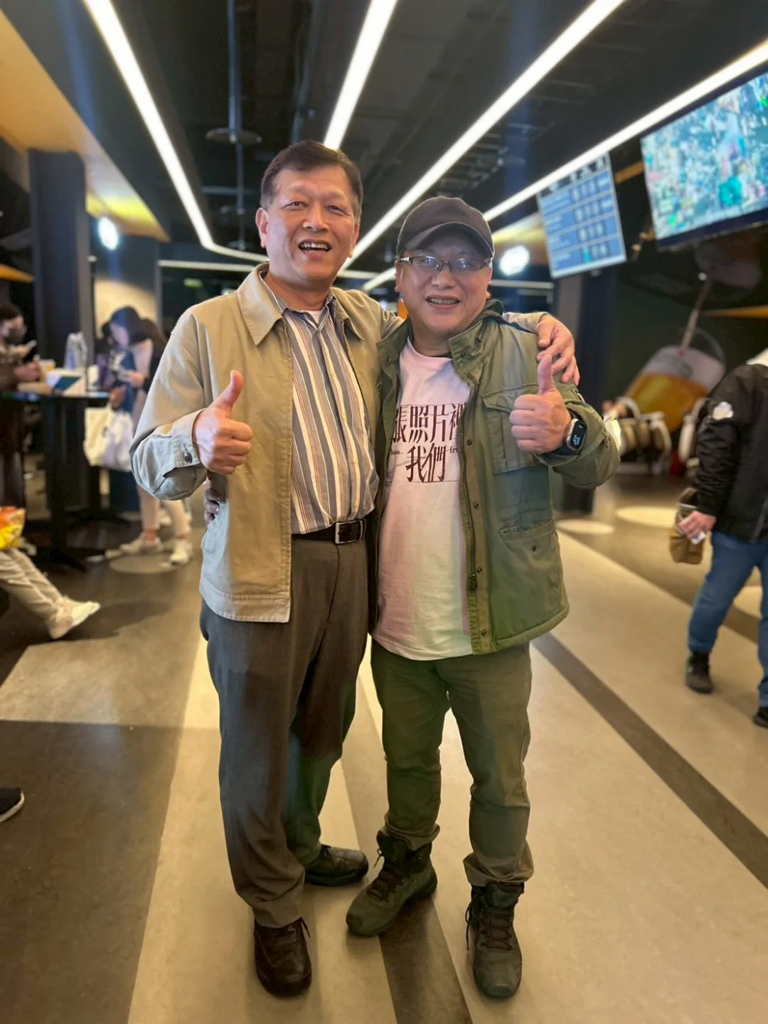 台韓愛情電影《那張照片裡的我們》即將在12月24日上映,日前在桃園青埔新光影城搶先舉辦特映,楊國鑫(左)與湯昇榮(右)合影留念,陳曉萍攝