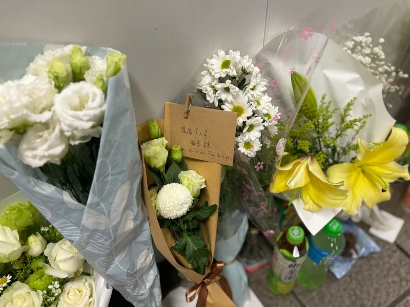 27歲張文19日在台北車站等處隨機殺人，見義勇為的57歲余姓男子不幸身亡。案發現場，有人擺放花束並寫下「謝謝余大哥！願您安息」等字句。中央社