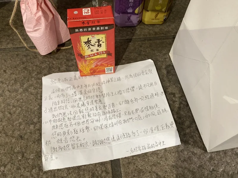 見義勇為的57歲余姓男子19日在台北車站M7出口附近發現犯嫌張文惡行，當場挺身制止而受重傷身亡。有高中生寫卡片悼念。中央社