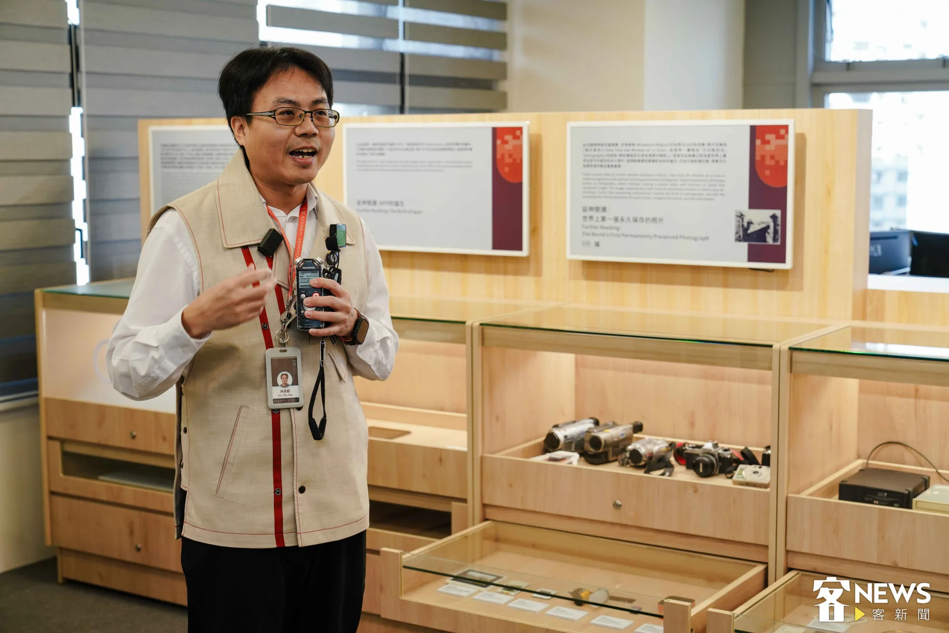 最後一站來到電子檔案區,展示各類舊電子及周邊產品,包括電腦、錄音帶、錄影帶、黑膠唱片等。朱愷元攝