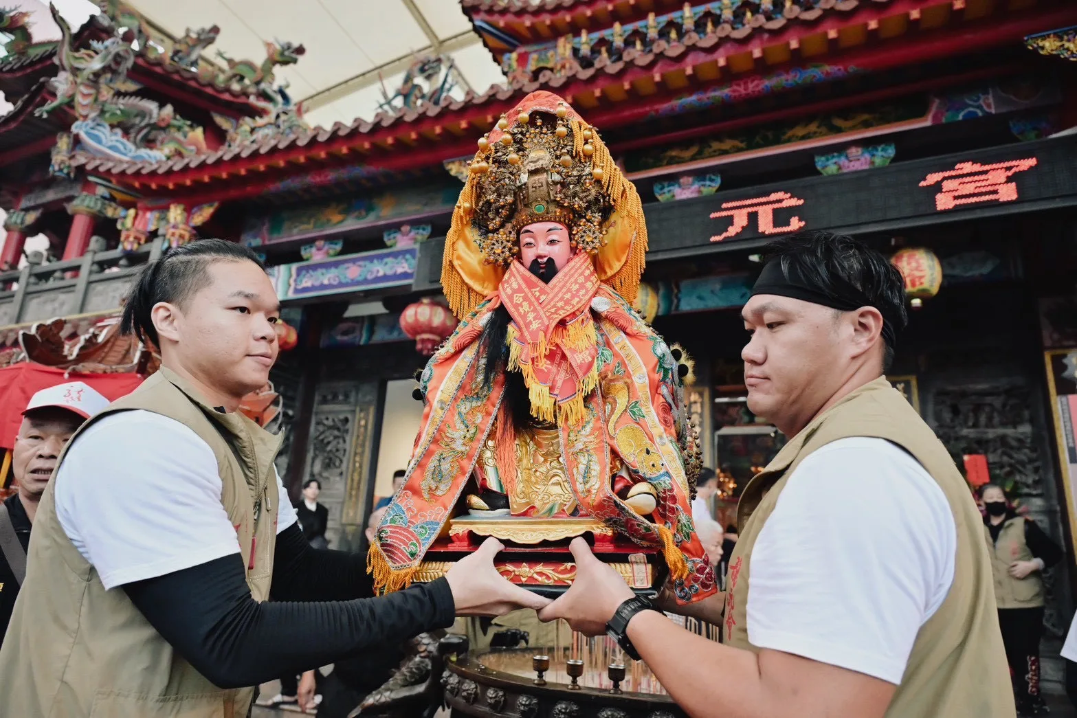龍潭龍元宮主祀神農大帝,是地方百年的信仰中心。龍元宮提供