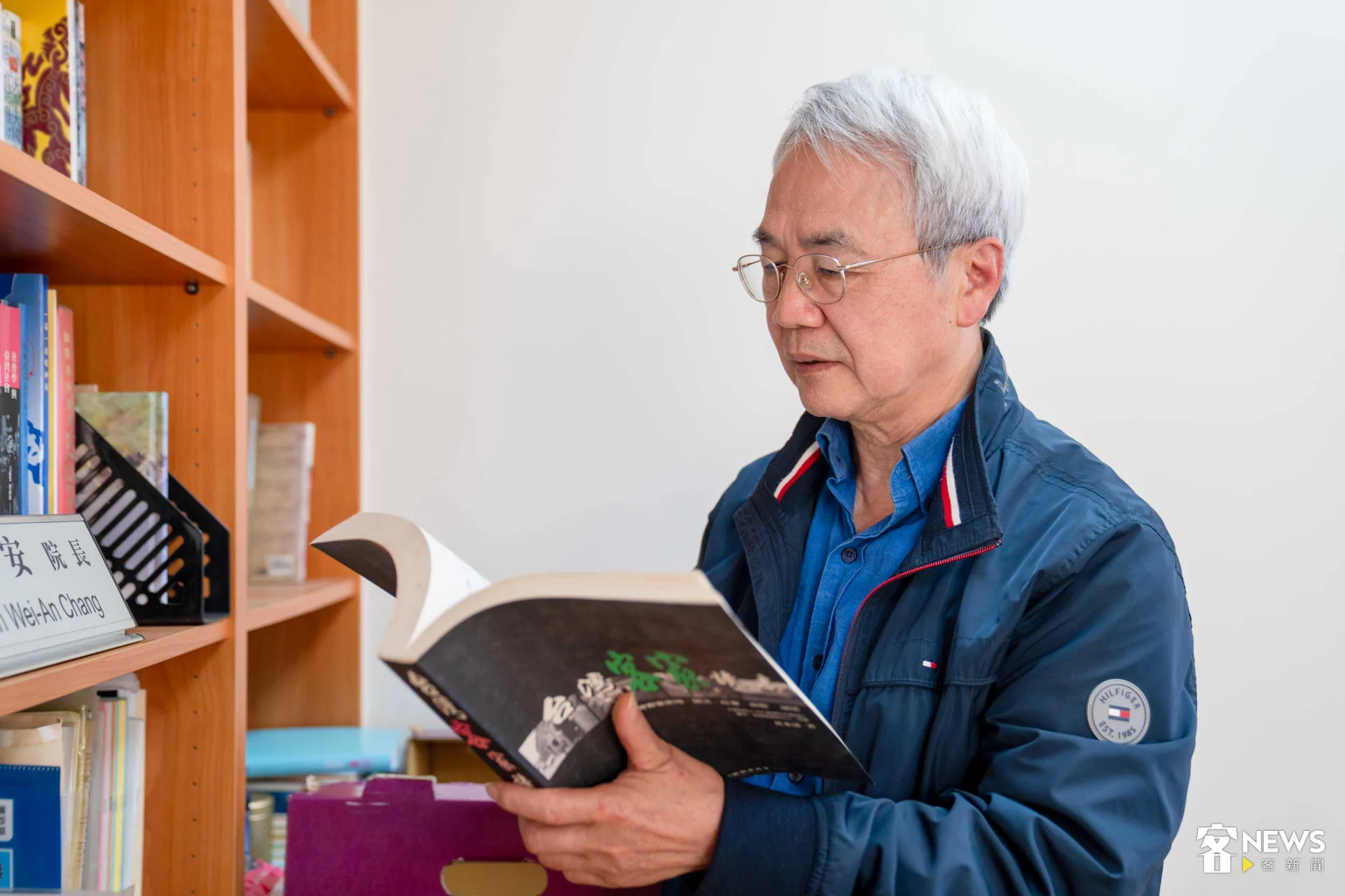 張維安在研究室翻閱書籍,分享學術歷程與成長故事。范修語攝