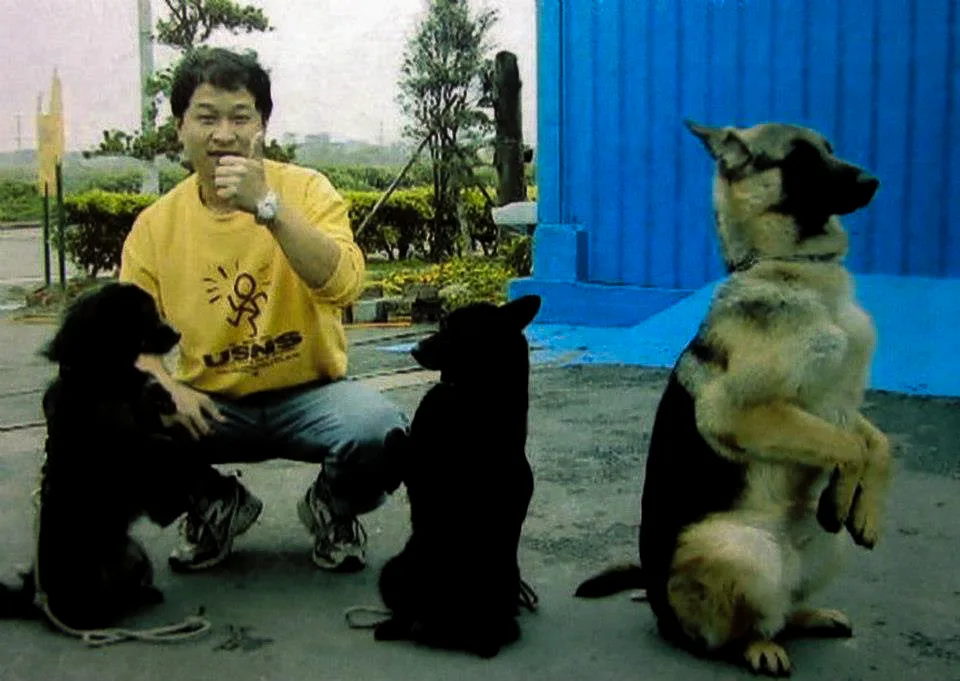 他也讚助新竹市知名訓犬師,訓練狗狗讓愛心人士收養。 陳權欣攝