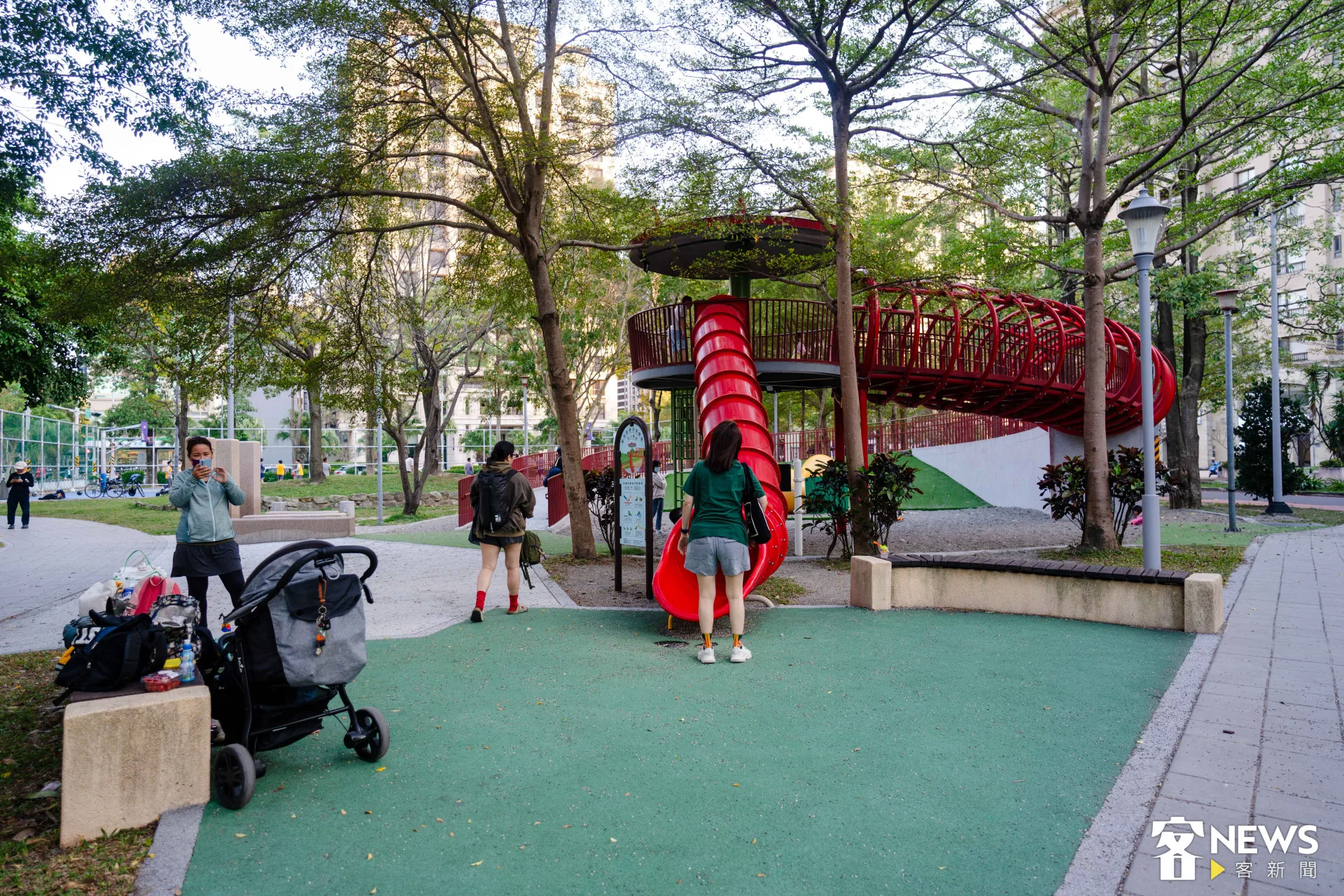 客委會多年來推動「客語沉浸式教學」及「客語認證獎勵」，但調查數據依然顯示客家民眾與子女交談主要使用客語的比例逐漸下降。朱愷元攝