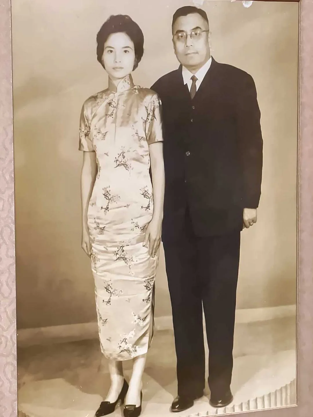 在省籍情結仍深的年代,燕京大學畢業的山東人于華亭,娶小他25歲、小學畢業的公館客家妹謝月炎為妻。謝月炎那時穿上旗袍,顯得單薄纖細。于傳騏提供