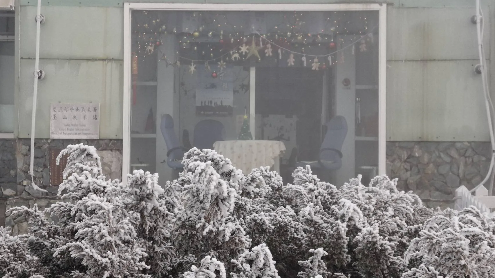 1500公尺以上高山有機會零星飄雪，1000公尺左右的七星、大屯則無飄雪的機率，或有較低的霧淞、冰霰機率。圖為2025月12月26日玉山下雪。氣象署提供