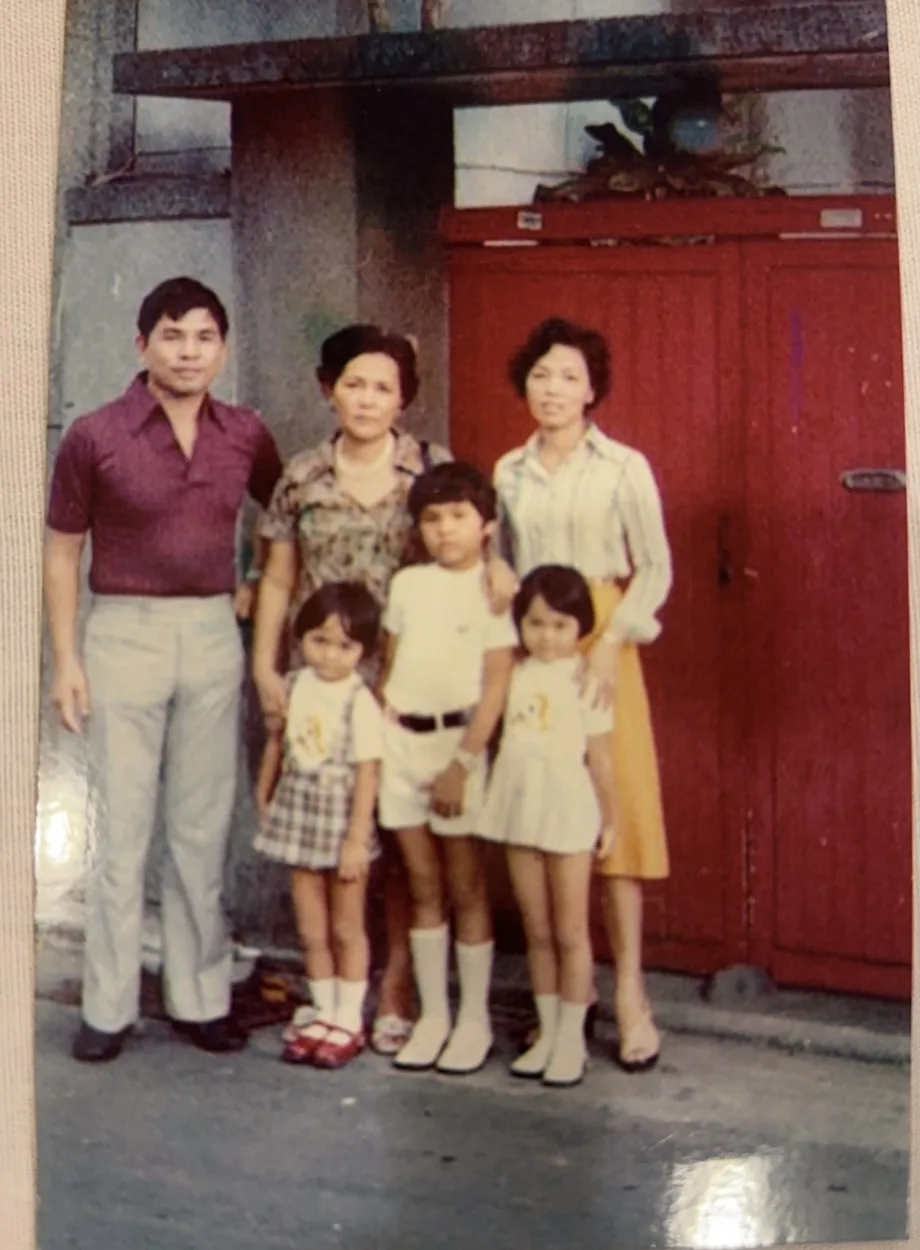 張永西一家人1975年移民巴西錢,在師大路房屋前合影;後排中間為張永西岳母。張永西提供