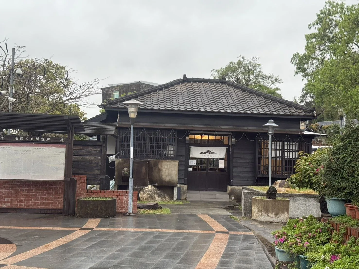 造橋車站暨附屬宿舍歷史建築，通過登錄為苗栗縣文化資產。苗縣府提供