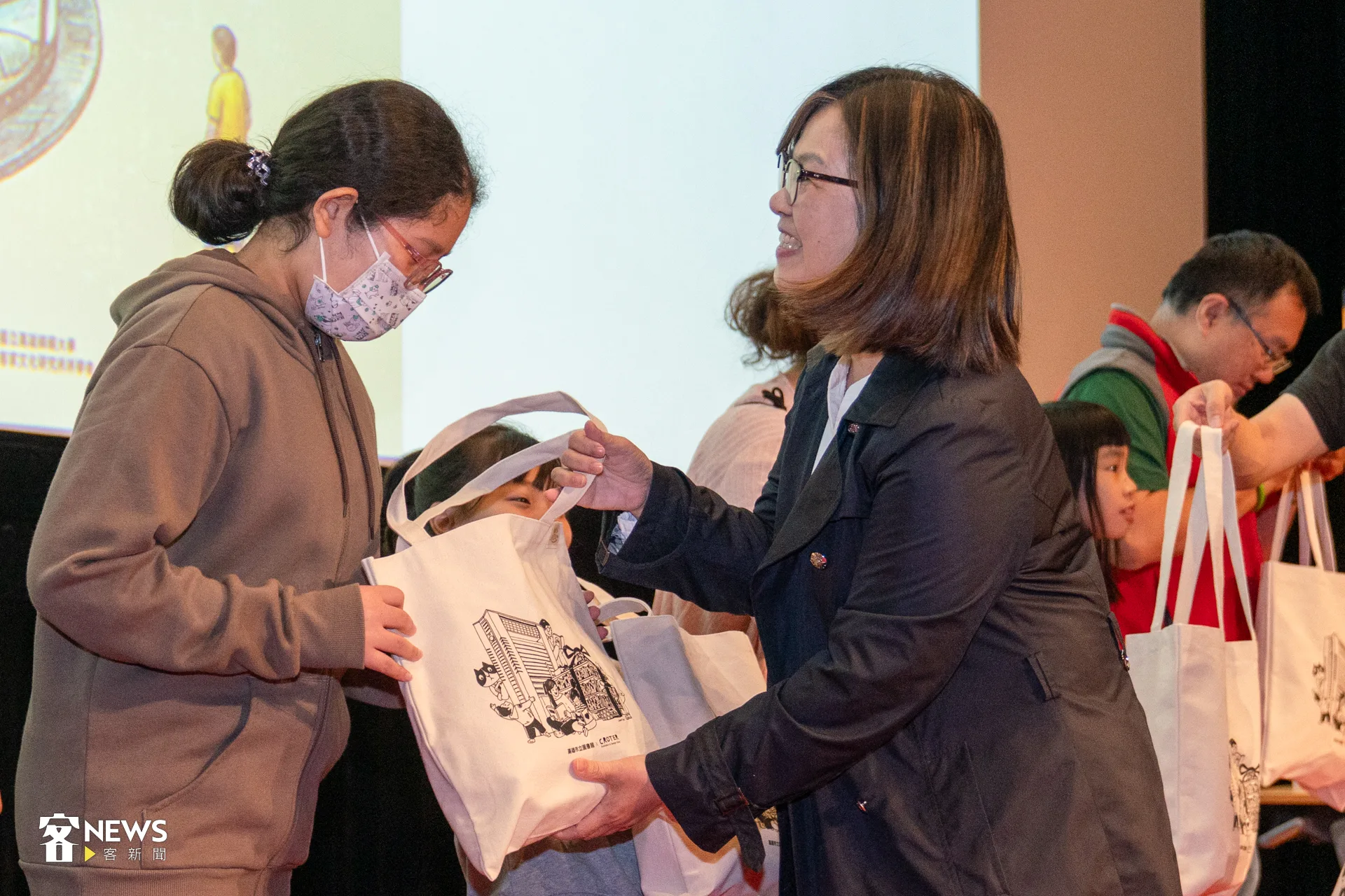 高市圖總館7樓際會廳也化身復古電影院,放映由客傳會與國家影視聽中心修復的客語版《小城故事》、《原鄉人》,映後還有抽獎。洪藝晅攝
