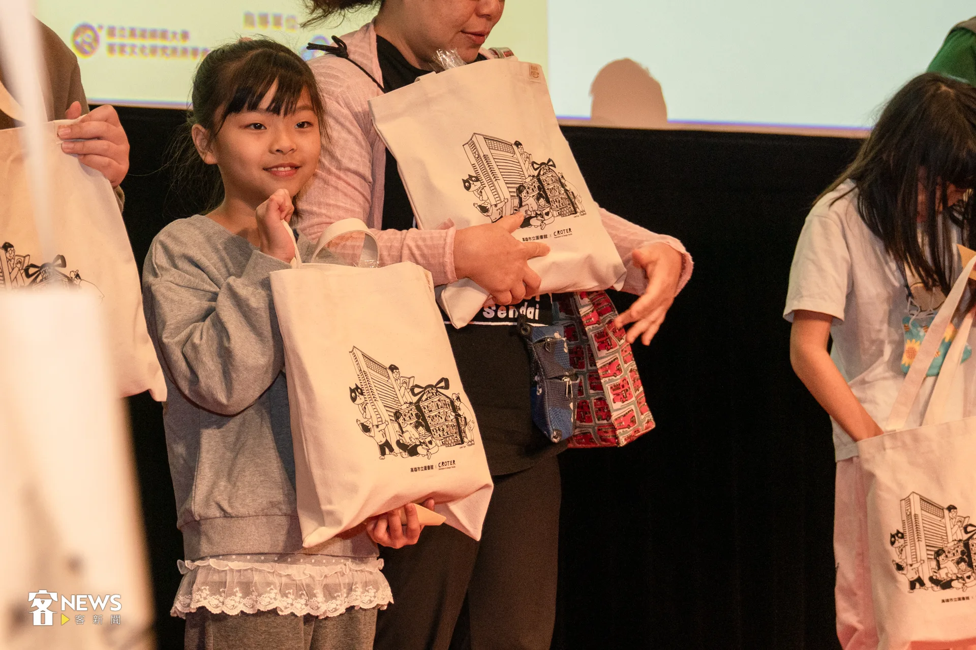 高市圖總館7樓際會廳也化身復古電影院,放映由客傳會與國家影視聽中心修復的客語版《小城故事》、《原鄉人》,映後還有抽獎。洪藝晅攝