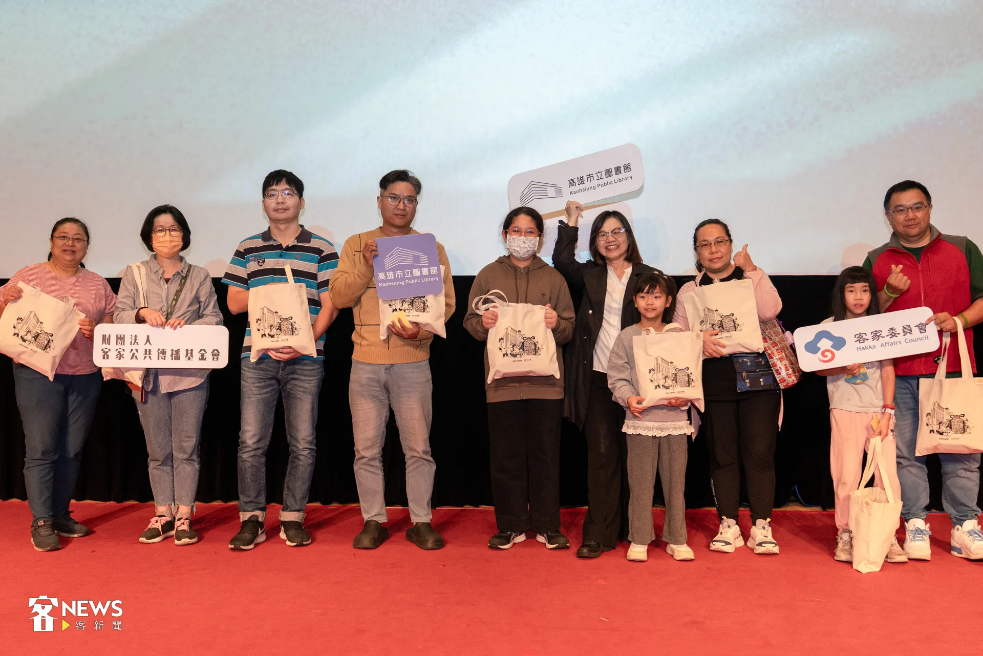 高市圖總館7樓際會廳也化身復古電影院,放映由客傳會與國家影視聽中心修復的客語版《小城故事》、《原鄉人》,映後還有抽獎。洪藝晅攝