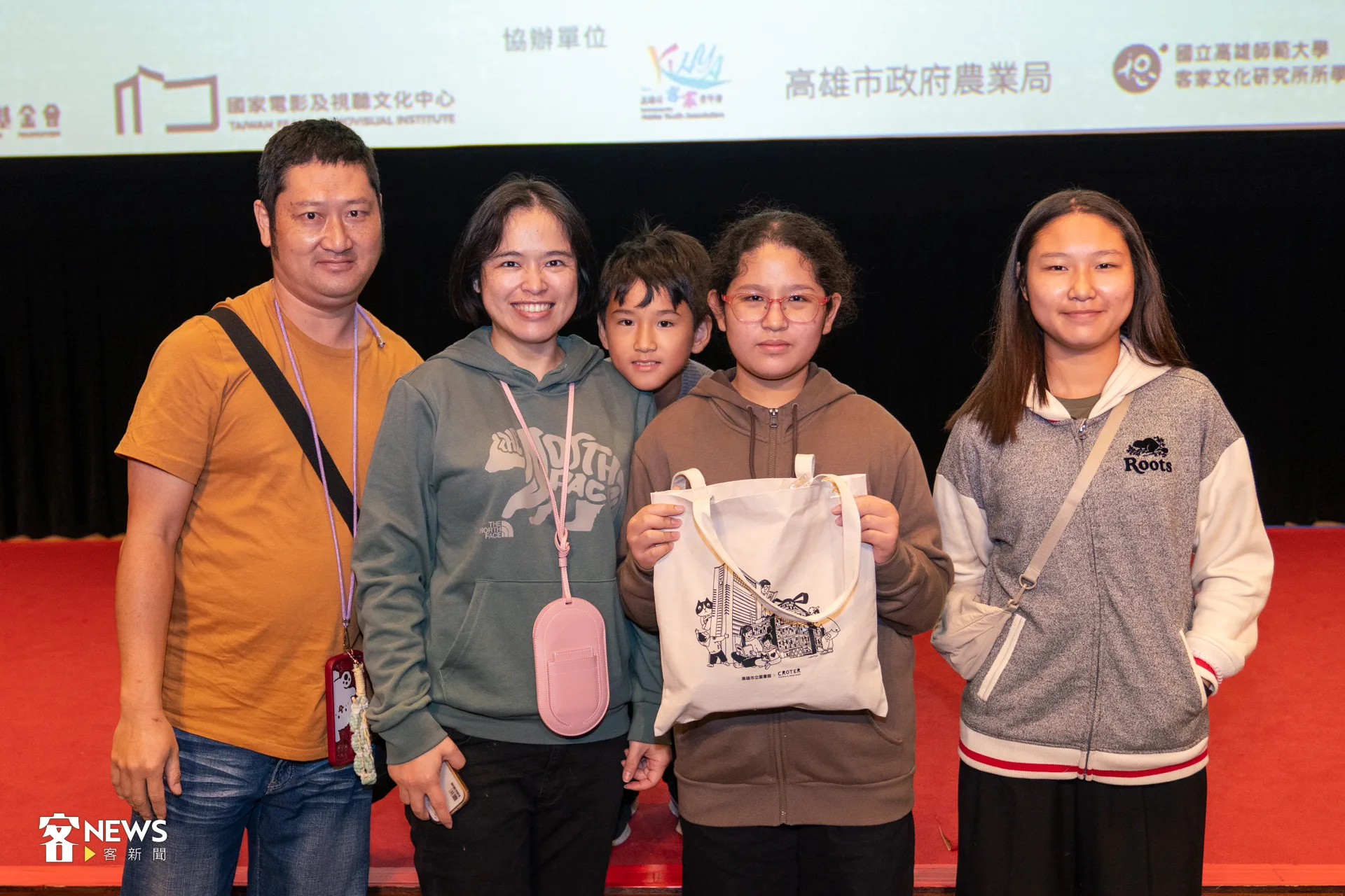 高市圖總館7樓際會廳也化身復古電影院,放映由客傳會與國家影視聽中心修復的客語版《小城故事》、《原鄉人》,映後還有抽獎。洪藝晅攝