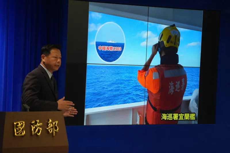 共軍宣布進行「正義使命-2025」環台軍演,30日將實彈射擊。海洋委員會海巡署副署長謝慶欽29日下午在國防部記者會說明。中央社
