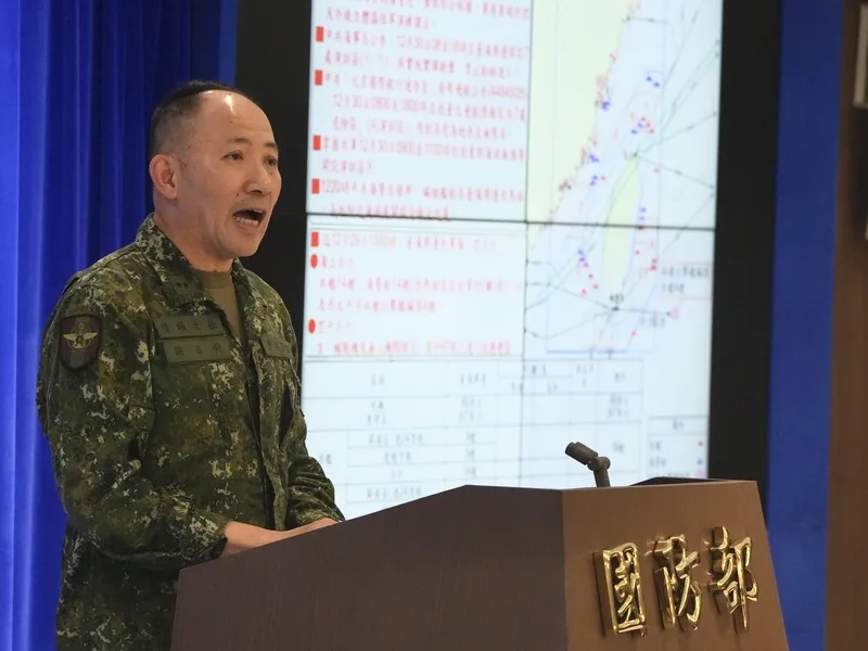 國防部29日下午舉行臨時記者會,情報參謀次長室次長謝日升中將說明,中共在上午7時30分對台實施針對性軍演,執行海空戰備警巡、奪取綜合制權及要港要域封控、外線立體懾阻等課目。中央社