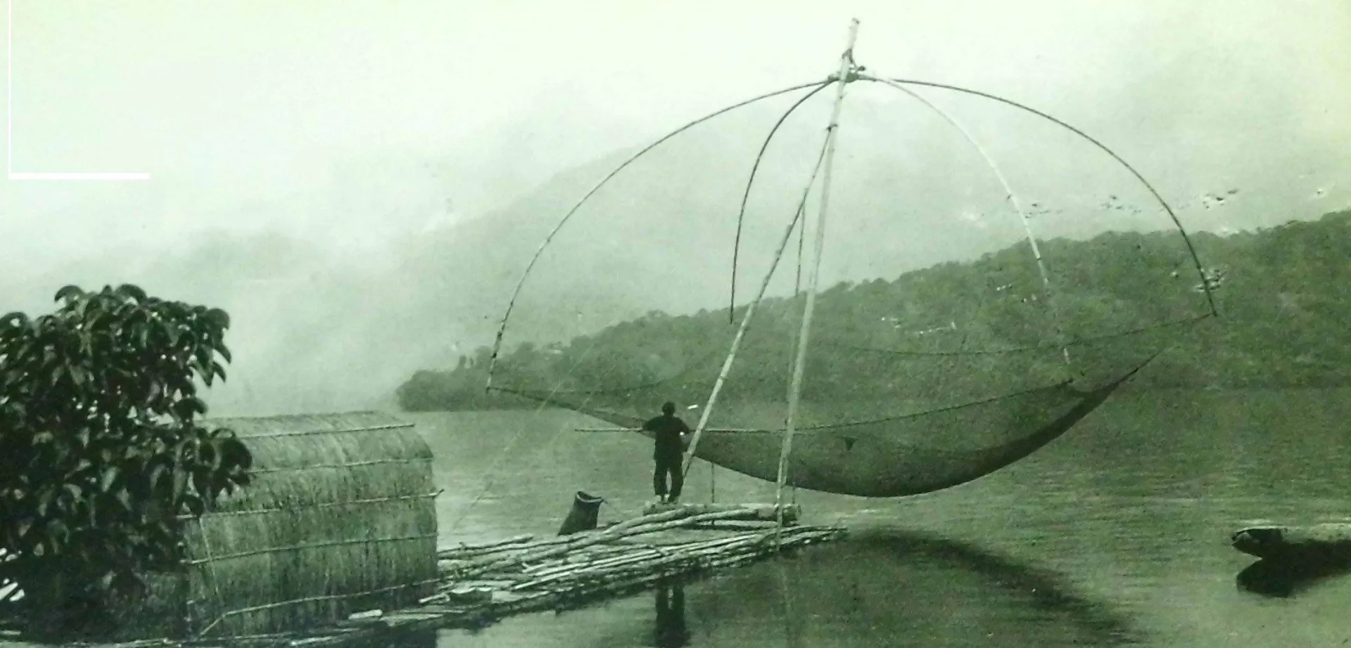 家住日月潭旁的原住民族，架起巨大的吊網捕魚。這種捕魚方式，只能從照片記憶中去尋找了。謝森展提供