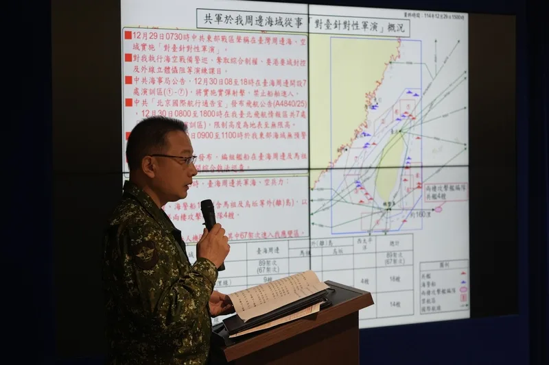 中共29日宣布對台軍演。國防部譴責並以圖表展示共軍對台針對性軍演概況,由國防部發言人孫立方(圖)說明。中央社