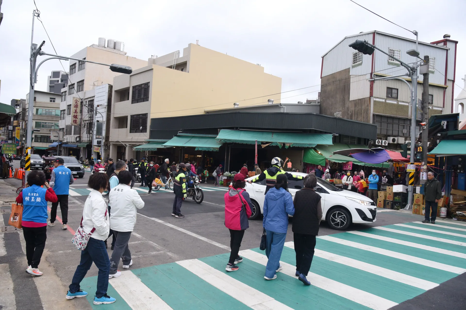 南苗市場增加設置號誌與標線，進出市場更安全。