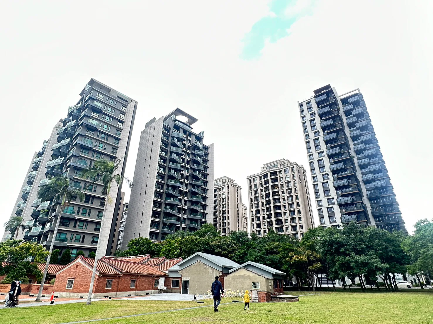 頭前溪北岸的竹北市已發成現代化科技城,圖為文興路上的摩天大樓與傳統三合院並立,形成傳統與現代共融景觀。王慧瑛攝影