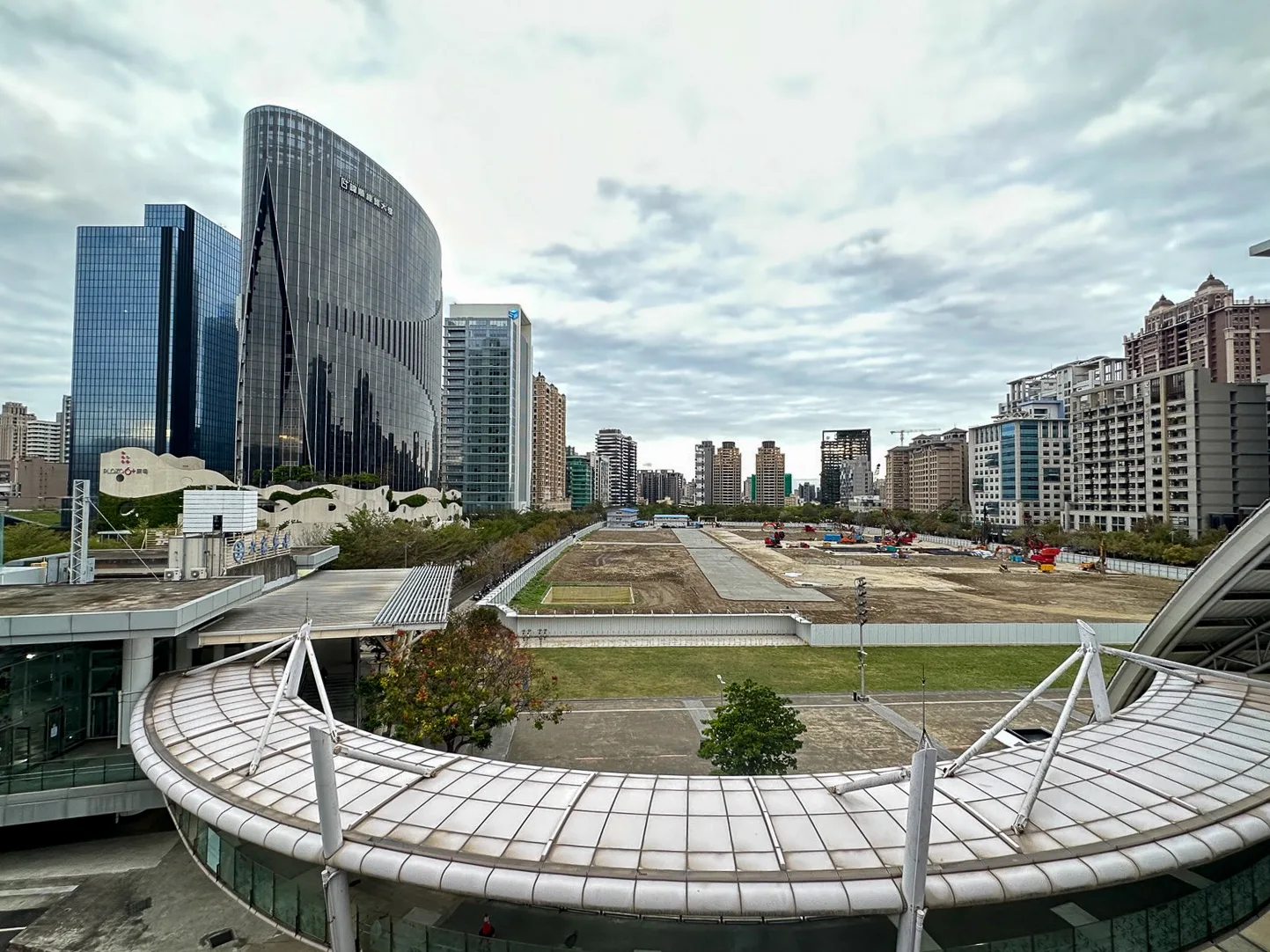 竹北市是新竹縣治所在地,已發展成為全台人口最多、最年輕的縣轄市,從高鐵新竹站眺望,摩天大樓林立。王慧瑛攝影