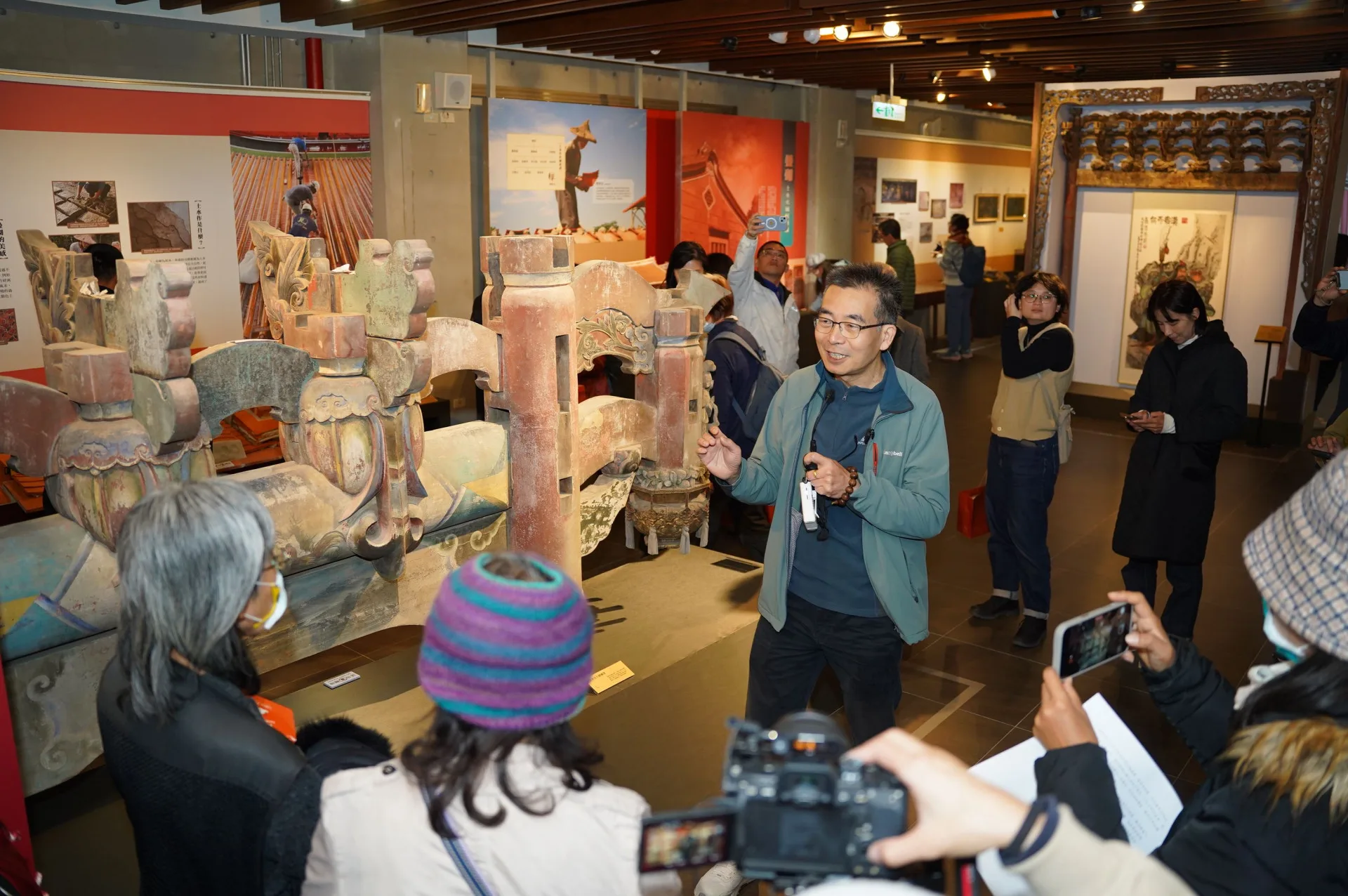 「開物見藝 六進匠語-2026客家傳統建築工藝特展」策展人劉敏耀現場導覽解說。