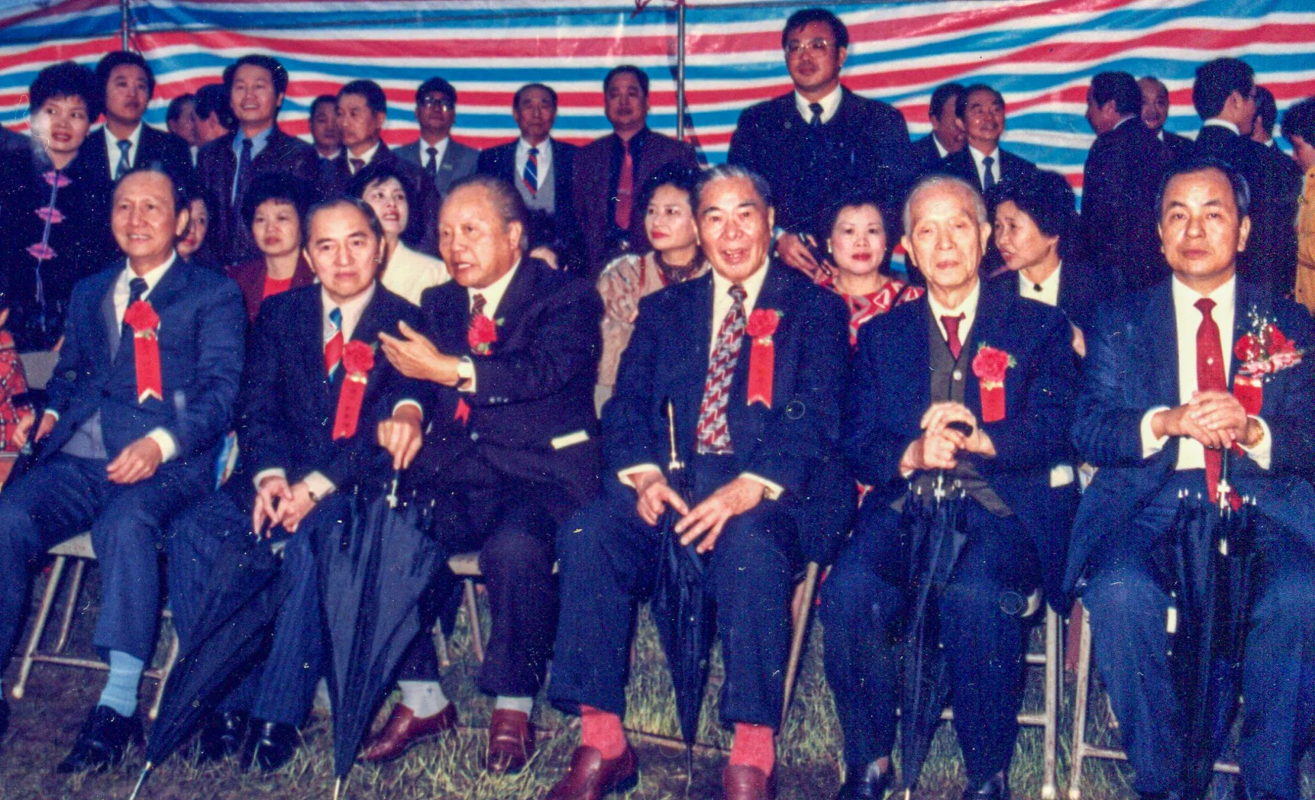 新竹縣治辦公廳舍奠基典禮,歷任縣長皆出席,分是第一、二任朱盛淇(前右二)、第三任鄒滌之(前右三)、第四、五任彭瑞鷺(前左三)、第六任劉榭燻(前左二)、第七、八任林保仁(前左一)、第九任陳進興(前右一)。陳進興提供