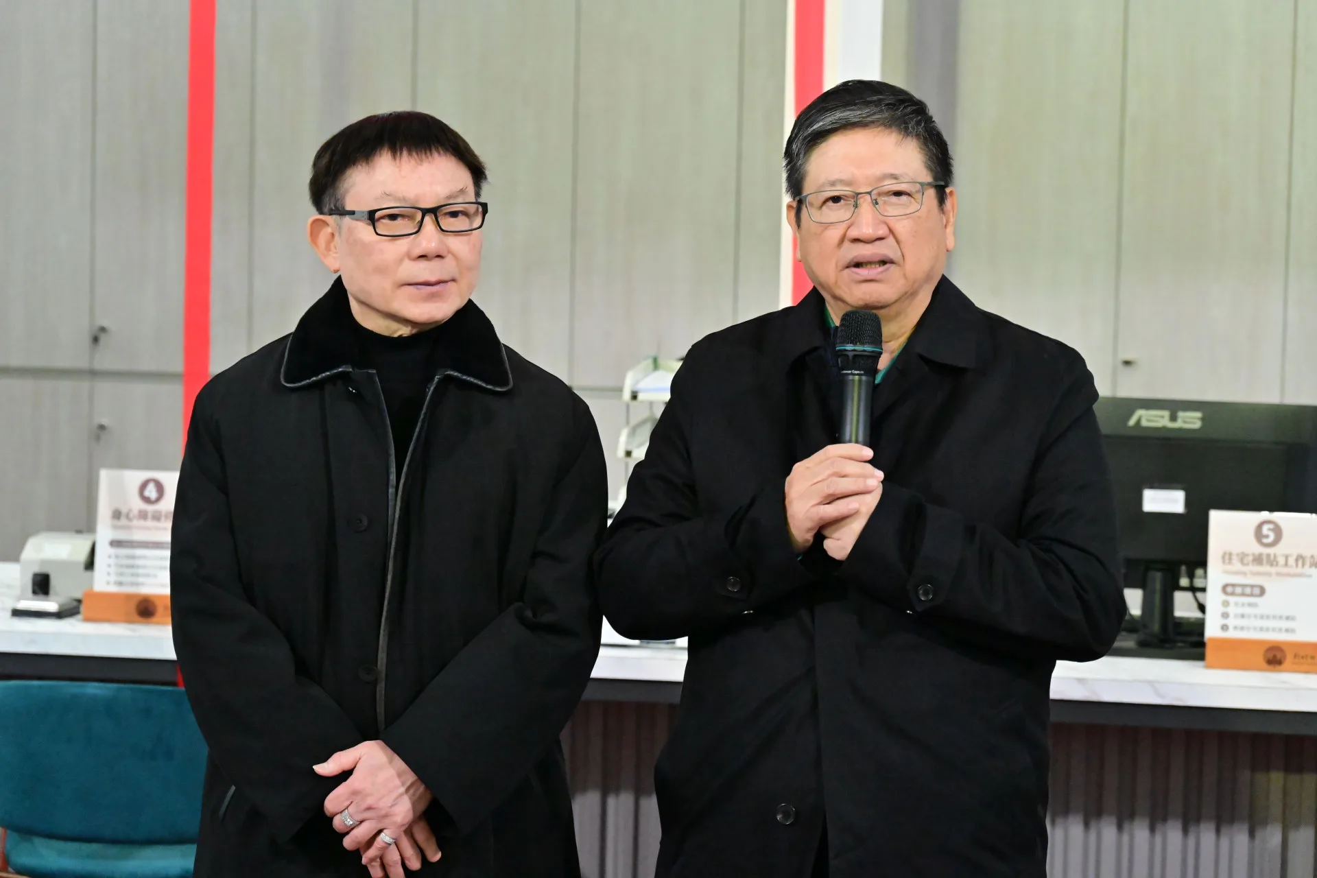 縣長楊文科(右)今天表示,縣府整合原有長期照顧管理中心照護管理科、服務管理科及社會處老人福利及身心障礙福利業務,成立高齡長照處,讓長者受到全方位、更完整的團隊照顧。新竹縣政府提供