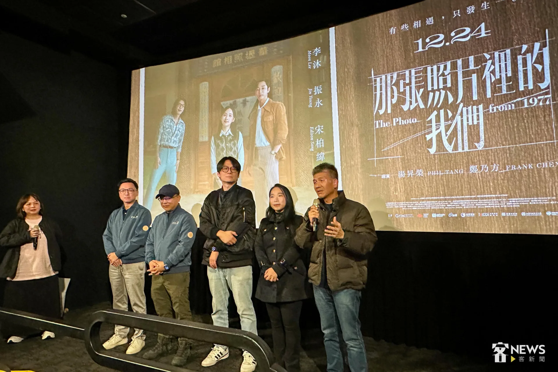 包場映後,導演湯昇榮(左三)與鄭乃方(右三)現身致意。黃盛源攝