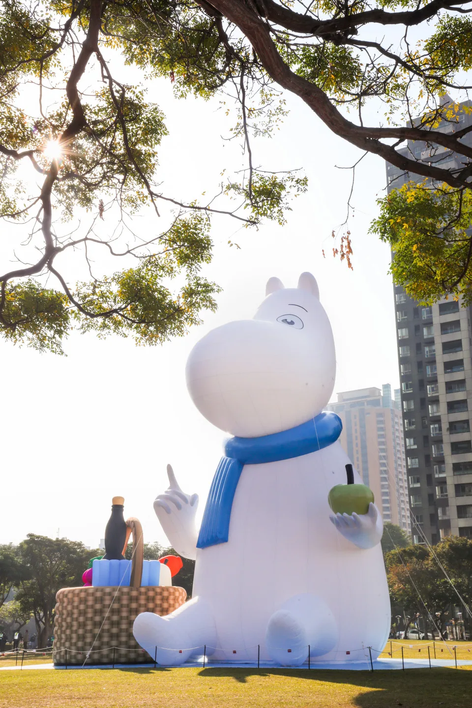 中台灣燈會，幸福蜜馬，21公尺巨型姆明今天亮相。