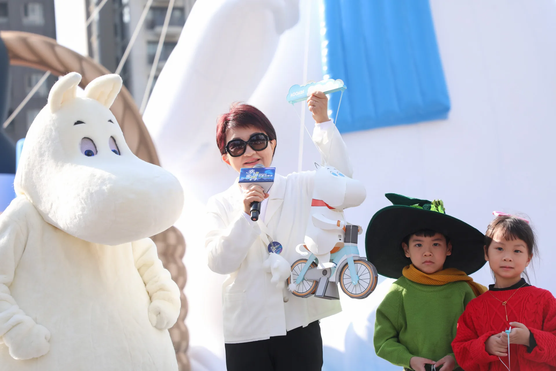 台中市長盧秀燕展示姆明moomin小提燈。