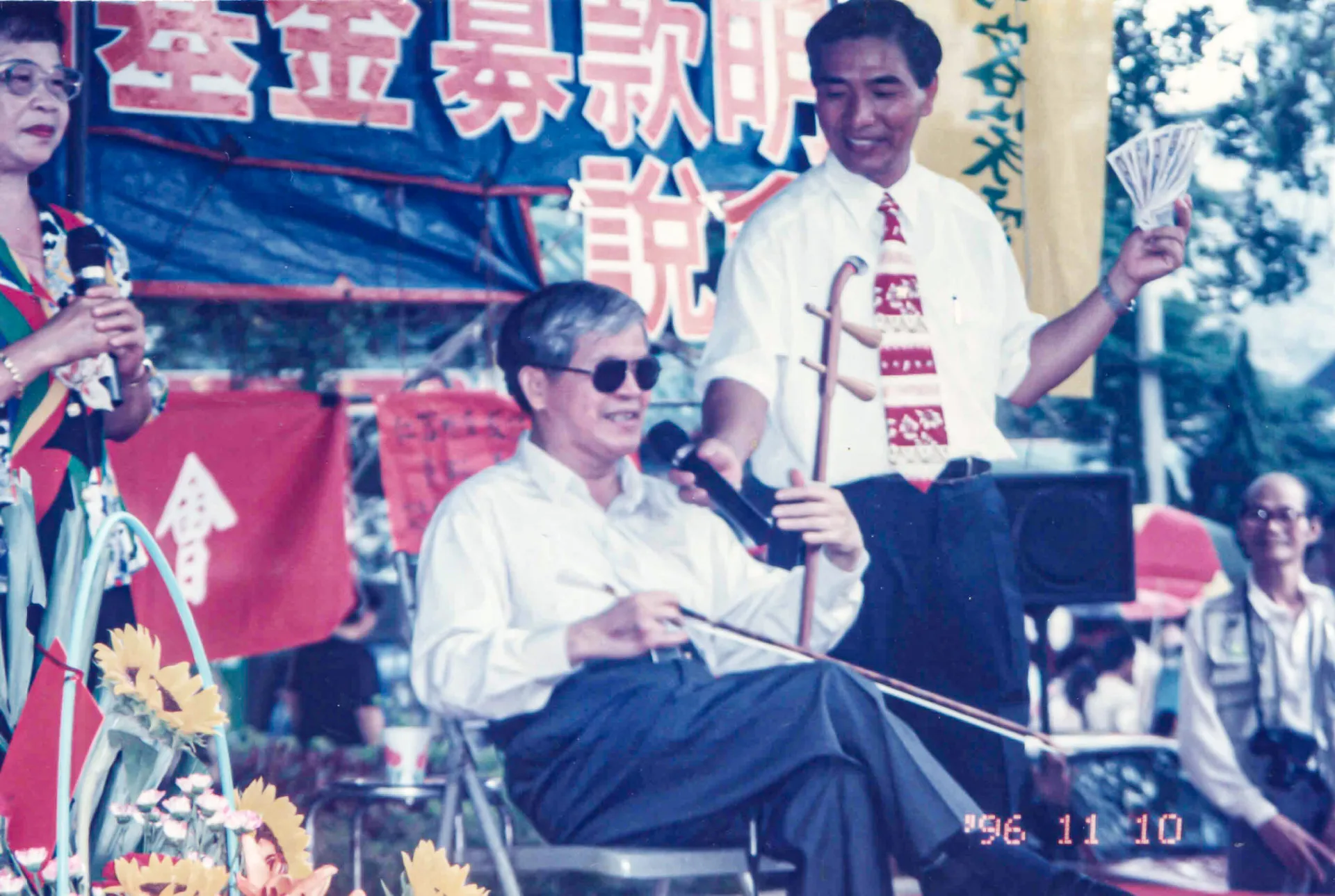 徐木珍的山歌還沒唱完，一疊又一疊的千元鈔票往台上送。1996，新埔義民廟，楊國鑫攝