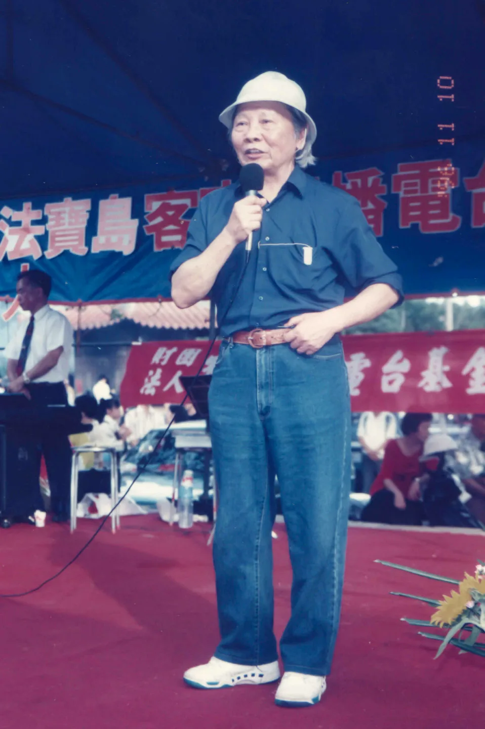 鍾老話音未落，台下已是一片騷動。人們不約而同往前走，排隊、捐款、交付心意——那不是掌聲，而是行動。1996，新埔義民廟，楊國鑫攝