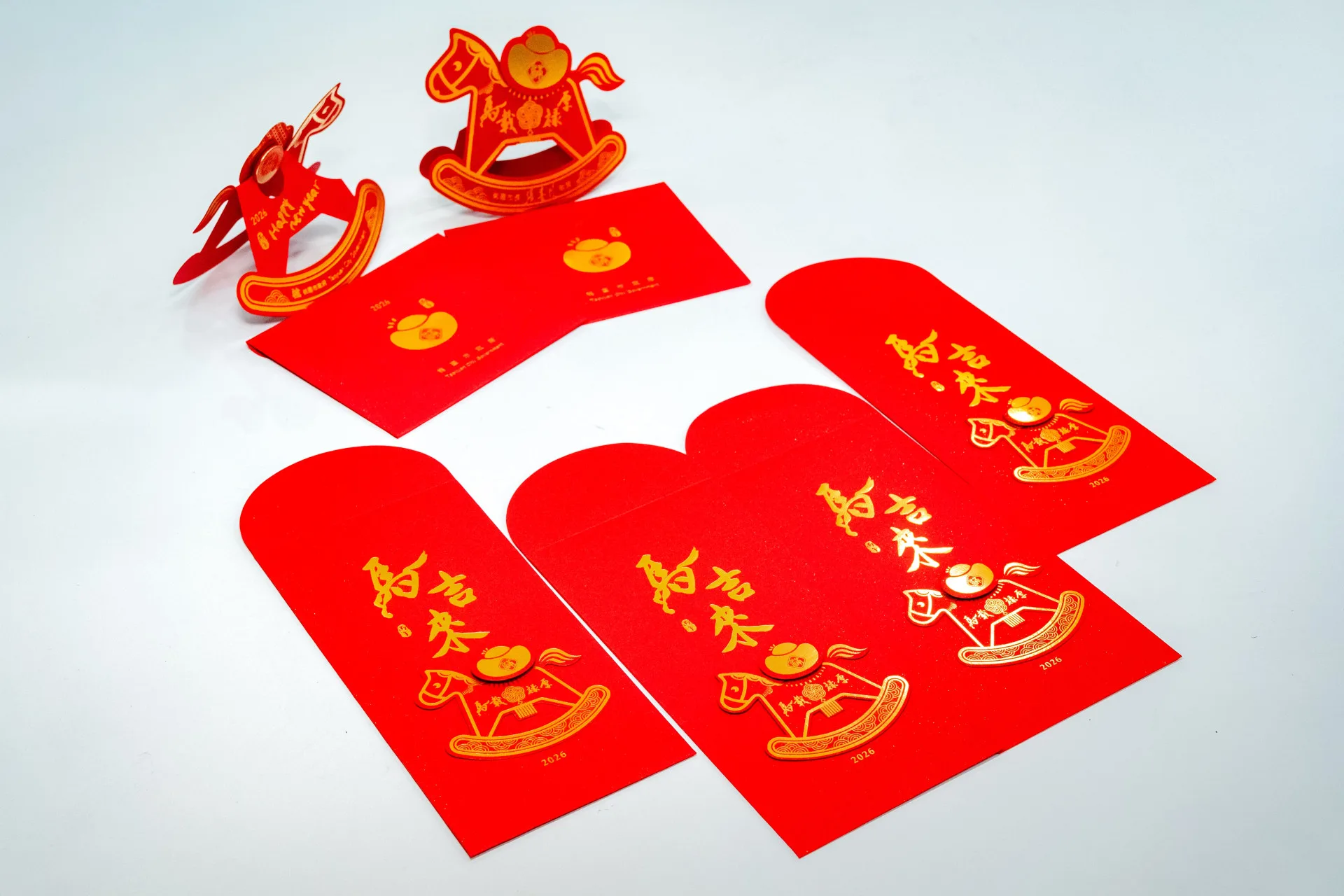 「元氣搖搖馬」福袋與立體紅包袋。