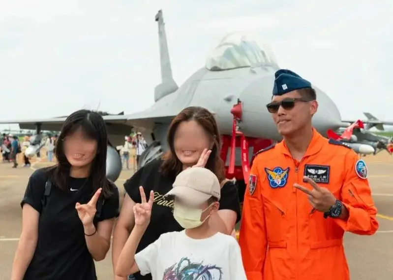 圖為辛柏毅於2023年8月12日，在空軍清泉崗基地的活動中，與參觀民眾親切互動合影。台中市政府提供