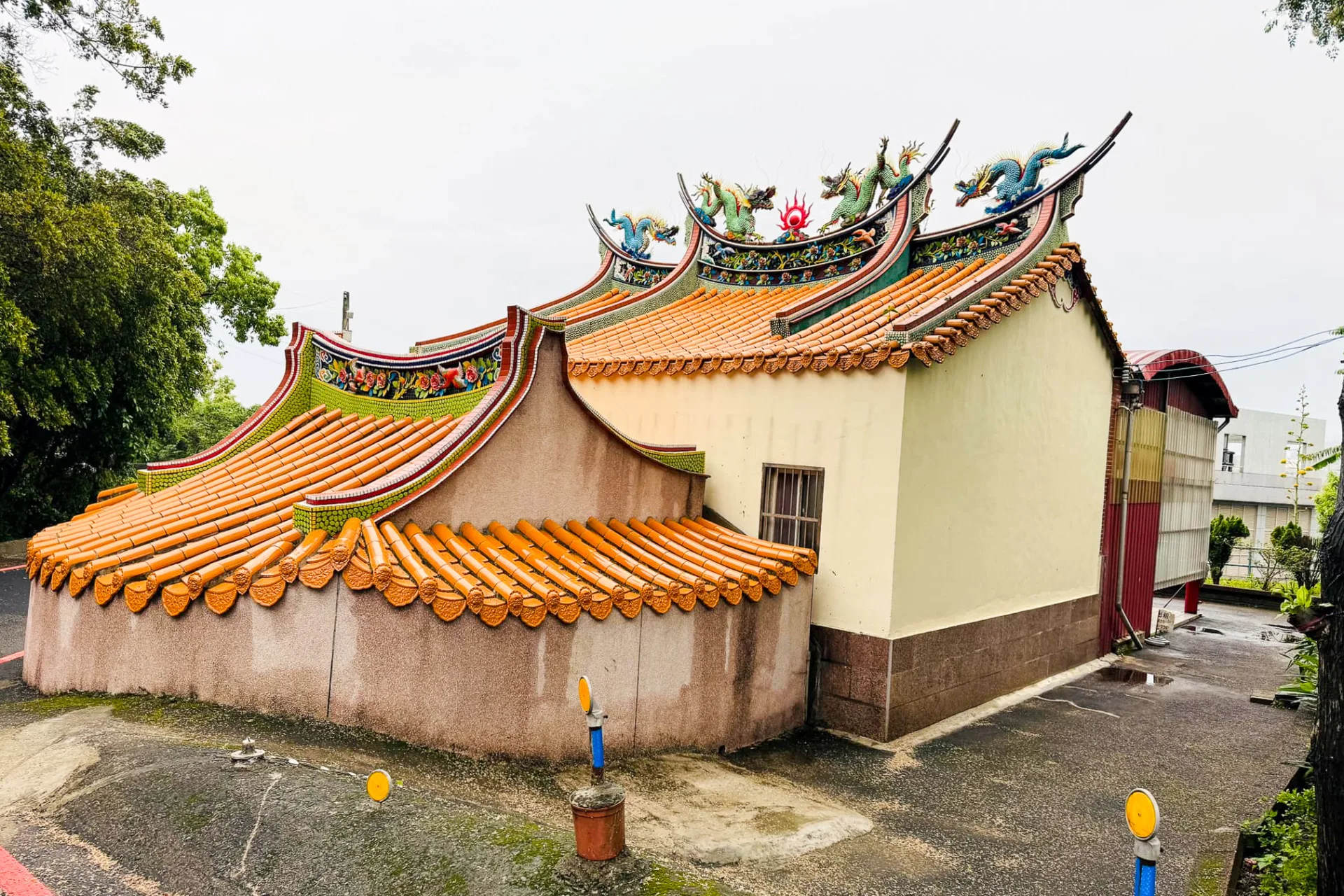 台灣各地留有「義塚」「孤魂廟」,某種程度上,正是一種遲來的救贖。圖是位於新竹金山面的義勇忠祠就是紀念那些死去的河南兵。陳權欣攝