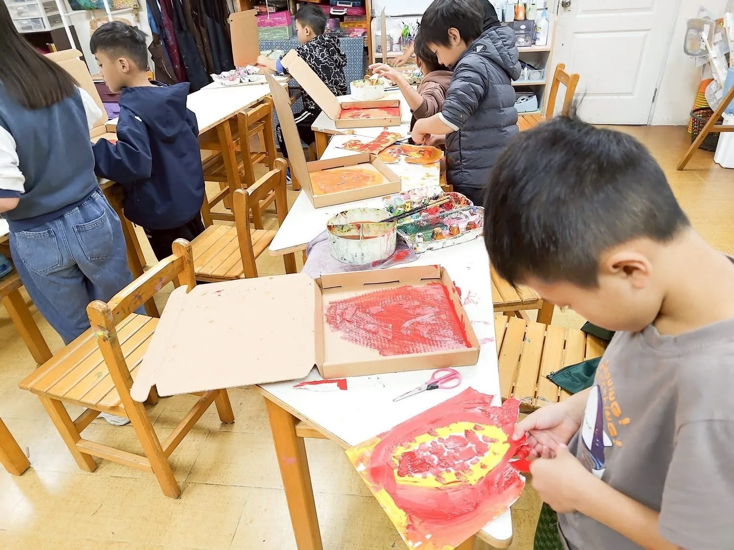 新光國小藝術成果展呈現學生多元創作，展現學習歷程與成長。竹縣府提供