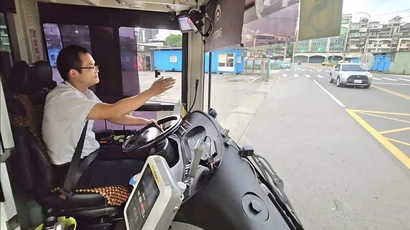 根據公路局統計,截至2025年12月止,市區客運業駕駛缺員1367人,公路客運業駕駛缺員661人,合計缺員2028人。交通部提供