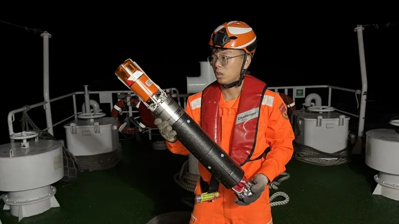 空軍辛柏毅上尉駕駛F-16V單座戰機，6日晚間於花蓮縣豐濱鄉東面10浬疑跳傘。海巡動員3艦、6艇與國防部等單位全力救援中，海巡人員施放海難測流浮標（SLDMB）。海巡署提供